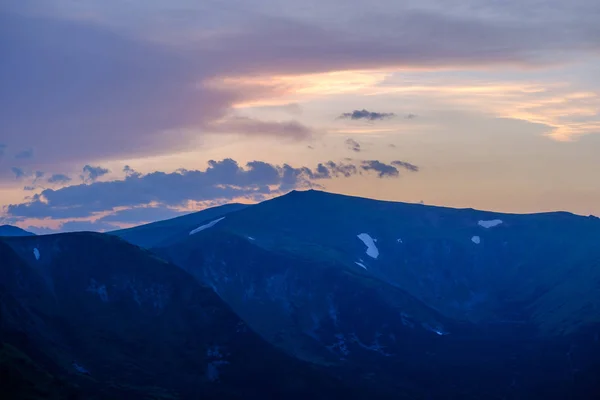 Verão pôr-do-sol vista para a montanha dos Cárpatos — Fotografia de Stock