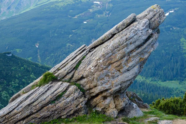 Μεγάλος βραχώδης βράχος στο καλοκαιρινό βουνό — Φωτογραφία Αρχείου