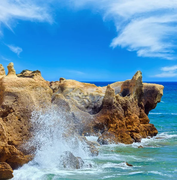 Vue sur la côte rocheuse atlantique, Algarve, Portugal — Photo
