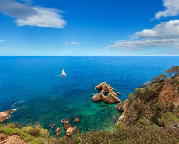 Estate vista mare costa rocciosa, Spagna — Foto Stock