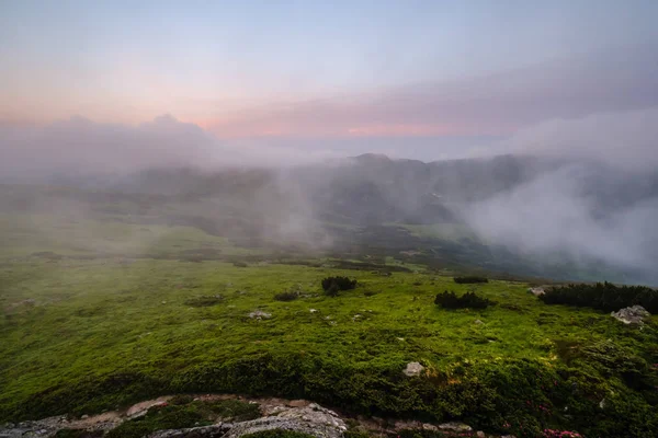 Kora reggeli felhős Kárpát-hegység — Stock Fotó