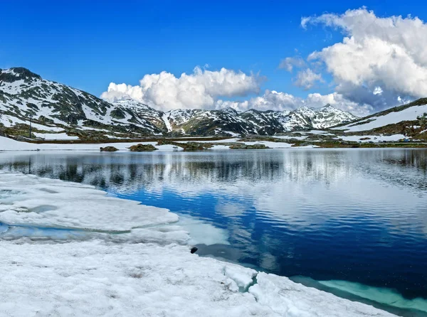 Summer Alps mountain lake, Suíça — Fotografia de Stock