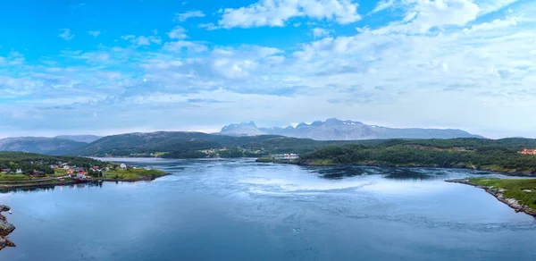 Fiordo vista de día polar de verano, Noruega —  Fotos de Stock