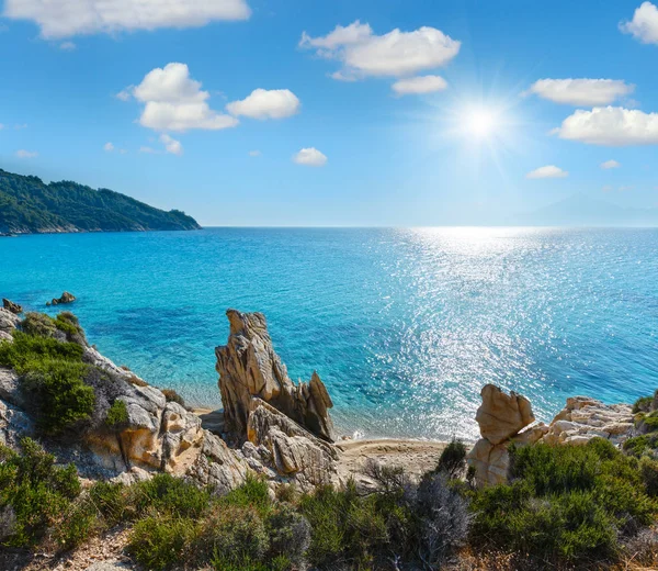 日当たりの良い砂浜と岩の海の海岸 — ストック写真