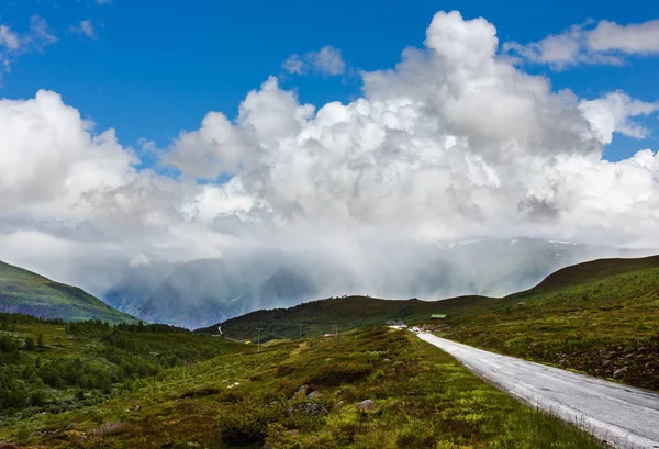 Verão montanha paisagem nublada (Noruega ) — Fotografia de Stock