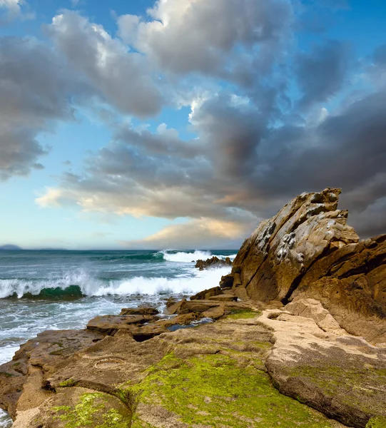 Strand Azkorri oder Gorrondatxe Blick. — Stockfoto