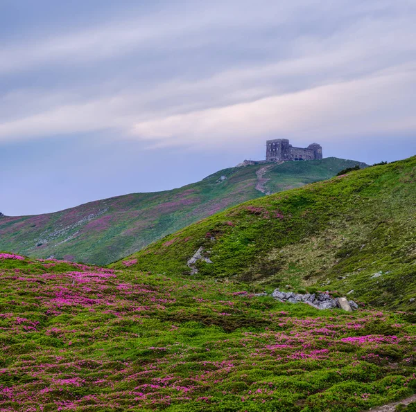 Massif of Pip Ivan mountain with the ruins of the observatory on — Stock Photo, Image