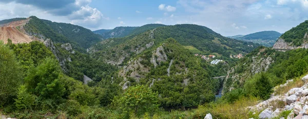 Verano montaña panorama Uzice pueblo periferia, Serbia — Foto de Stock