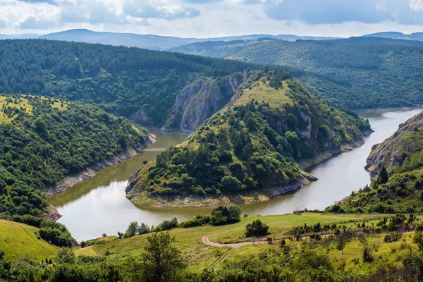 Slingrar sig floden Uvac, Serbien. — Stockfoto