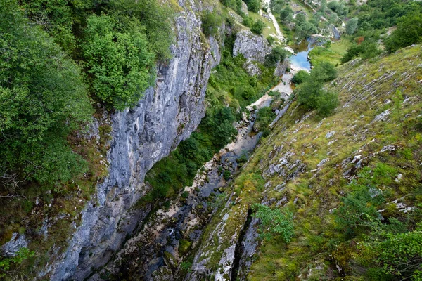 Enge Schlucht mit Blick auf Sommer, Nevidio Canyon, Montenegro — Stockfoto