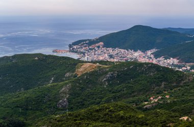 Budva riviera sahil şeridi. Karadağ, Balkanlar, Adriyatik denizi. Görüntüle