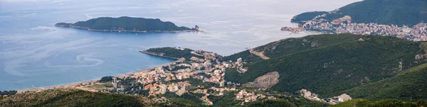 Na riviéře pobřeží Budva. Černá Hora, Balkán, Jaderské moře. — Stock fotografie