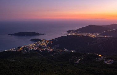 Budva riviera gece sahil şeridi. Karadağ, Balkanlar, Adriyatik denizi