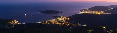 Budva riviera gece sahil şeridi. Karadağ, Balkanlar, Adriyatik denizi