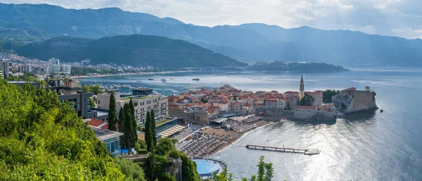 Budva cidade velha manhã verão vista, Montenegro . — Fotografia de Stock
