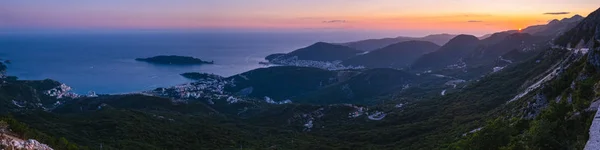 Budva riviera gün batımı sahil şeridi. Karadağ, Balkanlar, Adriyatik se — Stok fotoğraf