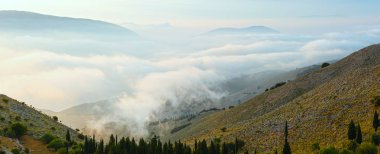 Sabah yaz dağ manzarası (Kefalonia, Yunanistan).