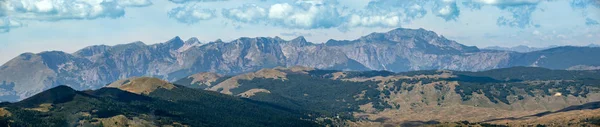 Letni Kanion Tara w parku narodowym Durmitor, Czarnogórg — Zdjęcie stockowe