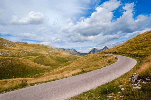 Letnia Góra Durmitor panoramiczna droga, Przełęcz sedlo, Czarnogóra. — Zdjęcie stockowe