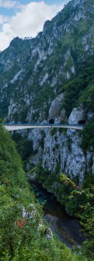 Karadağ'da Piva Nehri kanyonu üzerinde köprü akşam manzarası.