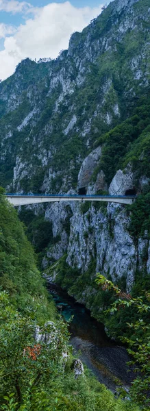 Ponte acima do desfiladeiro do Rio Piva vista noturna em Montenegro . — Fotografia de Stock