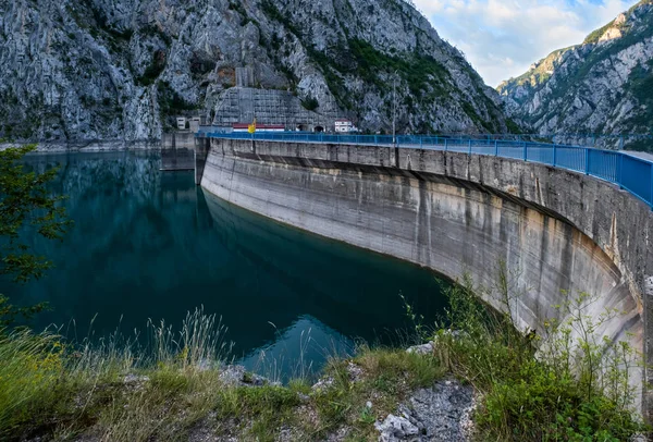 Mratinje dam on Piva Lake (Pivsko Jezero) uitzicht in Montenegro. — Stockfoto