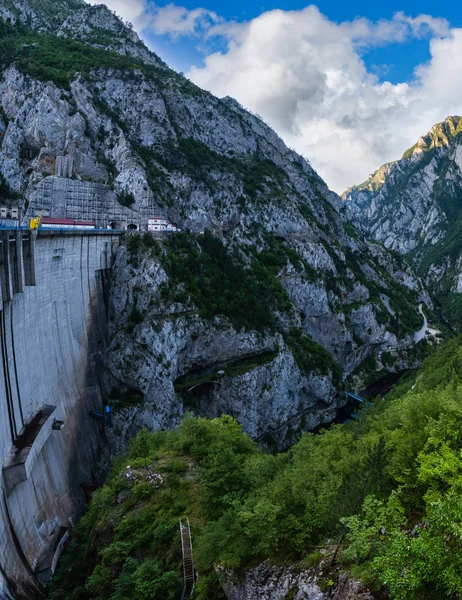 Represa Mratinje no lago Piva (Pivsko Jezero) vista em Montenegro . — Fotografia de Stock