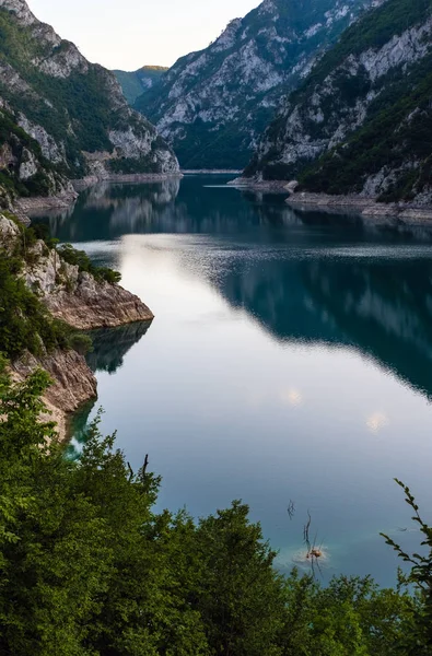 Lago Piva (Pivsko Jezero) vista nocturna en Montenegro . —  Fotos de Stock