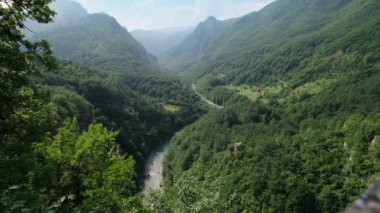 Nehir ile Yaz sabahı dağ manzara, köprüden görünümü (Tara Canyon, Karadağ).