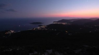Yaz gecesi Budva Riviera kıyı şeridi manzarası. Karadağ, Balkanlar, Adriyatik denizi, Avrupa. Dağ yolunun tepesinden görüntüle.