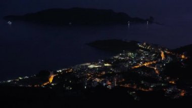 Yaz gecesi Budva Riviera kıyı şeridi manzarası. Karadağ, Balkanlar, Adriyatik denizi, Avrupa. Dağ yolunun tepesinden görüntüle.