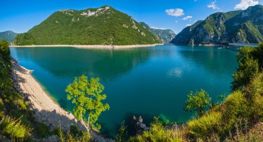 Karadağ'da Piva Gölü (Pivsko Jezero) görünümü.