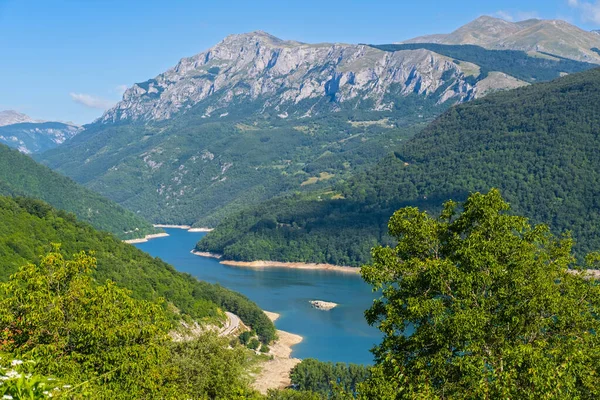 Piva Lake (Pivsko Jezero) and Pluzine town view in Montenegro. — Stockfoto