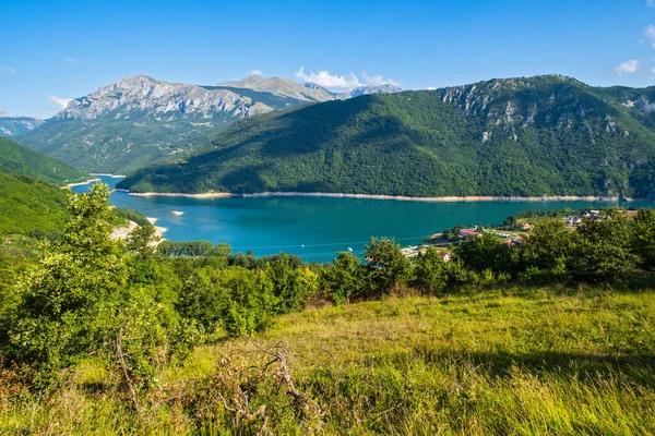 Jezioro Piva (Pivsko Jezero) i widok na miasto Pluzine w Czarnogórze. — Zdjęcie stockowe