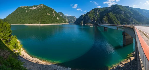 Piva Lake (Pivsko Jezero) kilátás Montenegró. — Stock Fotó