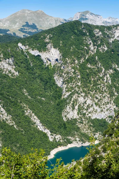Piva Lake (Pivsko Jezero) uitzicht in Montenegro. — Stockfoto