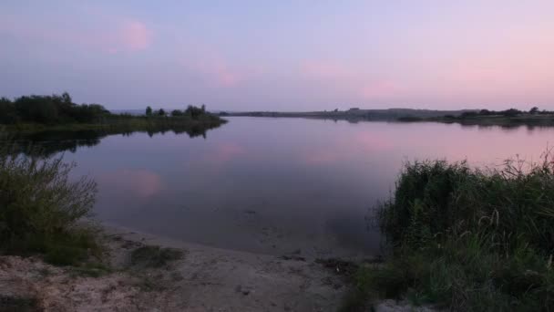 Sonnenuntergang Sommer Seenlandschaft Mit Rosa Wolken Reflexion Auf Der Wasseroberfläche — Stockvideo