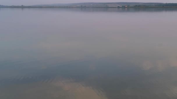 Coucher Soleil Paysage Lacustre Estival Avec Réflexion Des Nuages Sur — Video