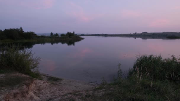 Zachód Słońca Lato Jezioro Krajobraz Różowymi Chmurami Odbicie Powierzchni Wody — Wideo stockowe