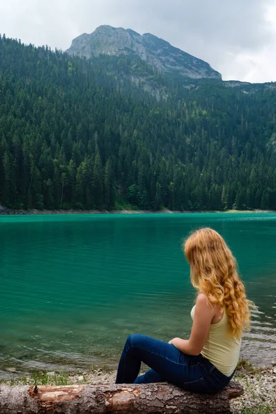 Młoda nastolatka nad Black Lake. Czarnogóra — Zdjęcie stockowe