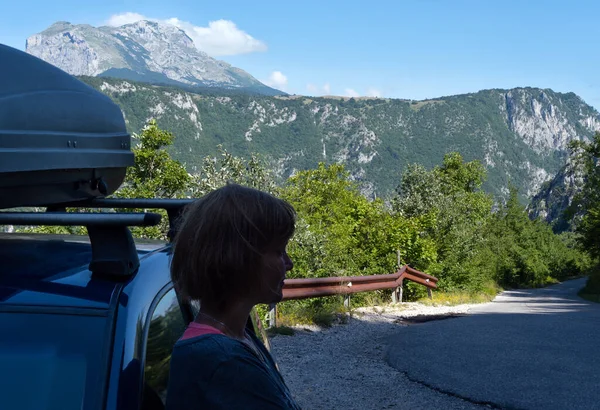 Frau mit Auto auf Landstraße unkenntlich gemacht — Stockfoto