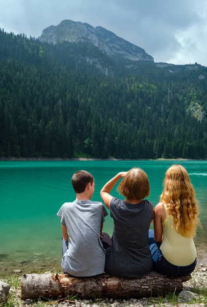 Gezin op Black Lake, Montenegro — Stockfoto