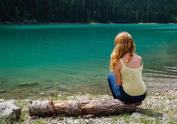 Junges Teenager-Mädchen auf schwarzem See. Montenegro — Stockfoto