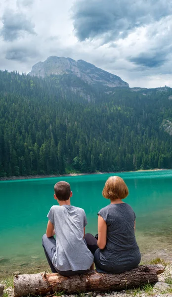 Gezin op Black Lake, Montenegro — Stockfoto