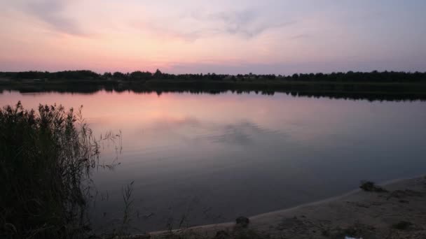 Sonnenuntergang Sommer Seenlandschaft Mit Wolkenreflexion Auf Wasseroberfläche Und Sandstrand — Stockvideo