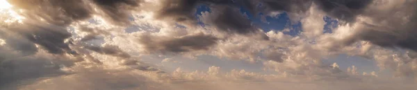 Céu Colorido Manhã Com Nuvens Raios Sol Panorama Fundo Paisagem — Fotografia de Stock