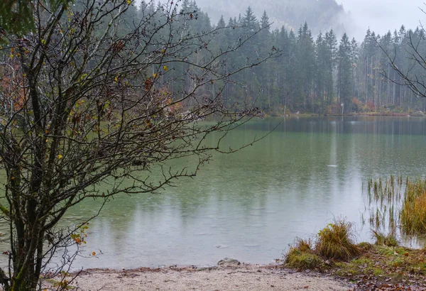 山の高山の秋の湖Hintersee Berchtesgaden国立公園 ドイツ アルプス バイエルン州 ドイツ 絵のような旅 四季折々の自然美のコンセプトシーン — ストック写真