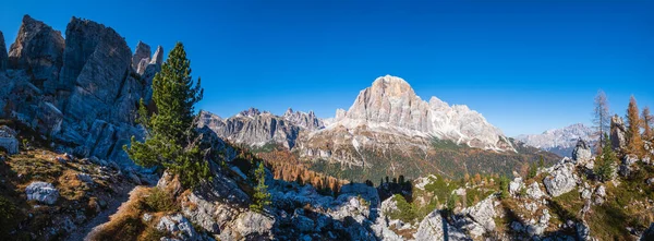 이탈리아 서티롤 지대인 고개에서 등산로부터 바위투성이의 아름다운 산봉우리들의 — 스톡 사진