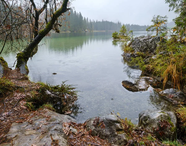 山の高山の秋の湖Hintersee Berchtesgaden国立公園 ドイツ アルプス バイエルン州 ドイツ 絵のような旅 四季折々の自然美のコンセプトシーン — ストック写真