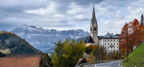 Autumn Alpine Dolomites Scene Sudtirol Italy Peaceful Village Old Church — Stock Photo, Image